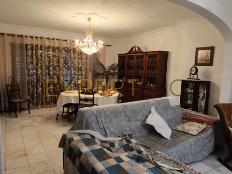 Moradia T4, em bom estado de conservação, situada no centro de Beja, com garagem ampla e logradouro com anexos. Este imóvel destaca-se pelas suas boas áreas, funcionalidade e localização privilegiada, proporcionando o conforto para que procura um imó...