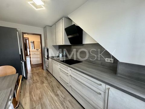 Herzlich Willkommen! Diese topmodernisierte 3-Zimmer-Wohnung befindet sich in der dritten Etage eines äußerst gepflegten Mehrfamilienhauses mit nur sechs Parteien. Mit einer Wohnfläche von ca. 64 m² bietet sie ein durchdachtes Wohnkonzept und höchste...