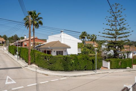 Twee huizen voor de prijs van een duin. Zo is dit fantastisch gerenoveerde huis in de buurt van Altafulla ontstaan. Een open verdieping: Aan de voet van het terras en de tuin ontworpen om te genieten van de lange zomerdagen met familie en vrienden. D...