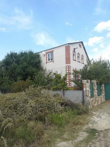 Продается меблированный просторный и светлый загородный дом, с хорошим ремонтом, площадью 209.8 м2, на участке 7.5 сот в коттеджном поселке Саркел. Расположен в шаговой доступности от Цимлянского водохранилища. Дом 2х этажный, постройки 2013 года, ки...