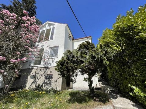 ¡Vistas de ensueño, habitaciones espaciosas, jardín soleado y mucho espacio para sus ideas de diseño! ¡Este diamante en bruto te está esperando a ti y a tus manos creativas! ¡Habitaciones altas tipo loft, ubicación tranquila y un emocionante plano de...