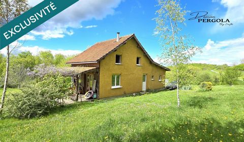 Très jolie maison d'environ 85 m² construite en terre, paille et bois