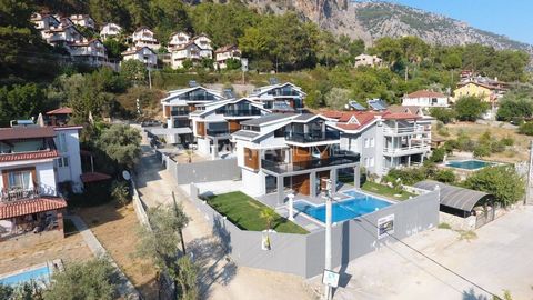 Villa avec Vue sur la Mer et Piscine Privée Entourée par la Nature à Fethiye Göcek La villa individuelle est située dans la région Gocek du district Fethiye. Gocek, avec ses criques, ses îles et sa mer claire, est l'un des établissements les plus imp...