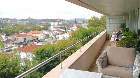 Apartamento tipo T3, com duas frentes, com uma varanda espaçosa virada a sul, com muita luz natural e duas garagens box fechadas na cave, com estantes, proteção térmica e alarme, beneficiando ainda de uma arrecadação. O apartamento tem uma Área Bruta...