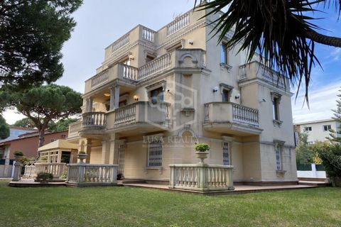 Venta de gran chalet de 3 plantas a unos pasos del mar en la Pineda, mejor parte residencial de Castelldefels Playa. Superficie construida de la casa asciende a 670 m2 en una parcela de 1.180 m2 con piscina. En la planta baja encontramos enorme salón...