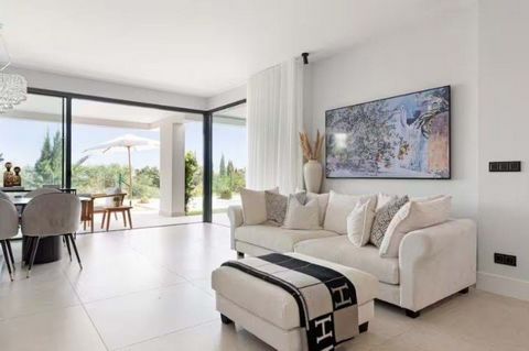 Este encantador apartamento de dos dormitorios logra un equilibrio perfecto entre comodidad y estilo, ideal para aquellos que buscan un estilo de vida tranquilo pero bien conectado. Con interiores modernos, ofrece una experiencia de vida refinada y c...