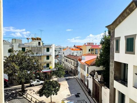 Apartamento T3 pronto a habitar, estrategicamente situado no coração do Funchal, na zona de São Pedro. Esta localização privilegiada garante proximidade a uma vasta gama de estabelecimentos comerciais e serviços, tais como o Plaza Shopping Centre, as...