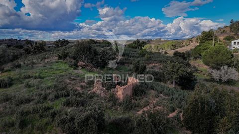 Quinta com projeto em aprovação localizada no Vale Formosilho, São Marcos da Serra. Terreno 17240 m2 Implantação da casa 290 m2 Distancia da aldeia de São Marcos da Serra 4 km Praias de Albufeira 44 km Aeroporto internacional de Faro 70 km Predimed I...