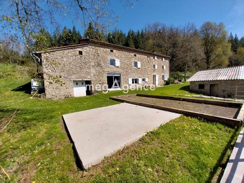 Located in Vernet-la-Varenne (63580), this property enjoys a peaceful location in the countryside, offering panoramic, unobstructed and sunny views of the mountains and surrounding nature. Close to schools, shops and entertainment, it combines tranqu...