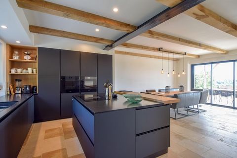 Das Ferienhaus liegt in einer ländlichen Gegend, die von Hügeln, Wäldern und Seen geprägt ist. Dieses geräumige Haus ist sehr gut für mehrere Familien geeignet. Das Haus und die umliegende überdachte Terrasse bieten einen herrlichen Blick über das Ta...