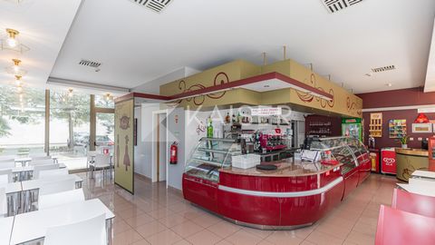 Esta conceituada pastelaria, localizada numa rua principal vibrante e de fácil acesso, perto de escolas, lojas e outros estabelecimentos comerciais, proporciona um ambiente acolhedor que se combina com o aroma de bolos saídos do forno. A baixa de Alb...