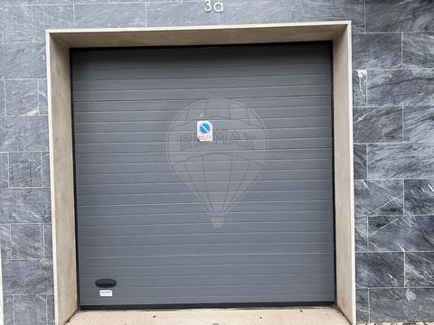 Parqueamento Barreiro Venda de 6 Parqueamentos em cave situado em edifício habitacional !! Aproveite para diversificar a sua carteira de imóveis! Sr. Investidor , aplique financeiramente 65.000€ com retorno potencial anual de 10% com gastos anuais re...