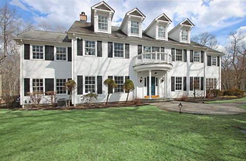 Niché dans un cadre serein et privé, ce superbe colonial personnalisé offre le mélange parfait d’élégance et de confort. Nichée sur plus de 2 acres de paysage vierge, cette maison méticuleusement entretenue bénéficie d’un aménagement accueillant avec...
