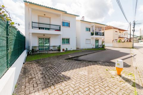 Este Apartamento de tipologia T3 com uma suíte com garagem e parcela de terreno situa-se bem no centro da cidade da Marinha Grande, Embra. com áreas de excelência e uma fantástica exposição solar nascente/sul, Marque já a sua visita! Porquê vender ou...