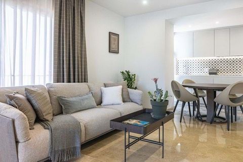 Este apartamento dúplex de 3 dormitorios totalmente renovado se encuentra en la prestigiosa y segura comunidad cerrada de Coto Real II, dentro de Las Lomas del Marbella Club, una de las zonas más codiciadas de la Milla de Oro de Marbella. Espaciosa y...