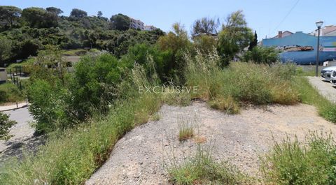 Terreno para construção para venda mesmo no centro de Carvoeiro, permite a construção de uma moradia, ou edifício de vários andares para lojas/apartamentos. Atualmente a aguardar estudo de viabilidade na Câmara Municipal. Absolutamente único, a uma c...