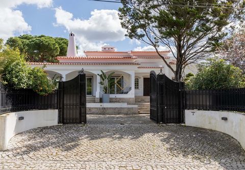 Esta casa foi desenhada com uma arquitetura clássica que remete os anos 90, e está distribuída por 523m2 e três pisos. A localização desta moradia faz fronteira entre Palmela e Setúbal e está localizada a 5 minutos da Saint Peter's School. Para além ...