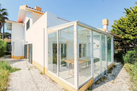 Moradia T6 no Centro da Cotovia – Conforto, Versatilidade e Proximidade das Melhores Praias da Região EXCLUSIVO LUXURYPLACE R/C: Hall: 4,11m2 Quarto 1: 11,75m2 Quarto 2 c/roupeiro embutido: 11,55m2 Quarto 3 - Suite c/roupeiro embutido: 14m2 e WC comp...