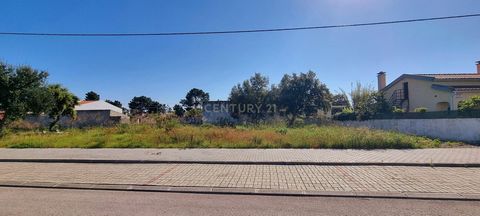 Terreno Urbano com 647,50 m2, com uma área de implantação de 165 m2, área bruta de construção 290 m2 e área bruta dependente 40 m2. Terreno inserido na Urbanização da Quinta da Marquesa I e III, com uma localização privilegiada, este empreendimento o...