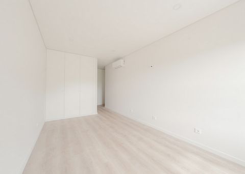 Apartamento em fase de construção, na Serra de Carnaxide, cuja conclusão está prevista para o próximo ano, excelente oportunidade de investimento ou para habitação própria. Situado em zona tranquila e privilegiada da Urbanização Serra de Carnaxide. E...