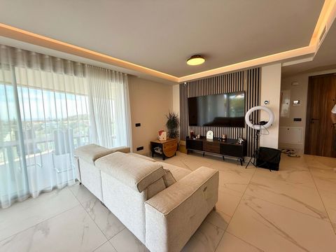 Nos complace presentar un luminoso y acogedor apartamento de 3 dormitorios con 2 baños. La espaciosa cocina abierta y la sala de estar son perfectas para cenas familiares y reuniones con amigos. Lo más destacado del apartamento es una gran terraza co...