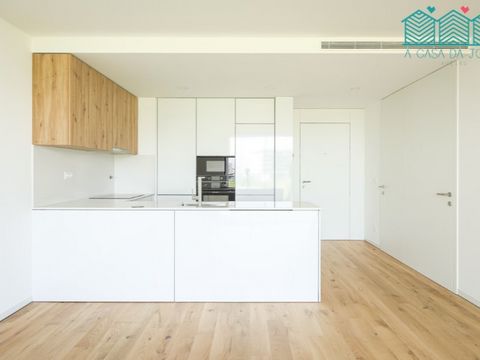 Maravilhoso apartamento T1 situado ao nível do ultimo piso, num edifício novo, com acabamentos de excelência. O apartamento encontra-se distribuído, na sua zona social, por cozinha e sala em open space, sendo que a cozinha se encontra equipada com pl...