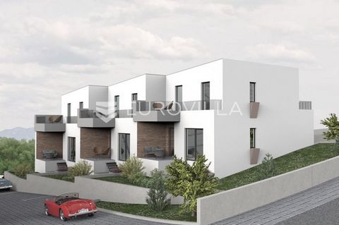The residential unit is located within a project of 12 terraced houses with modern architecture and a garden in the Stenjevec settlement for a peaceful family life.It consists of a garage, entrance hall, toilet and living room with kitchen and dining...