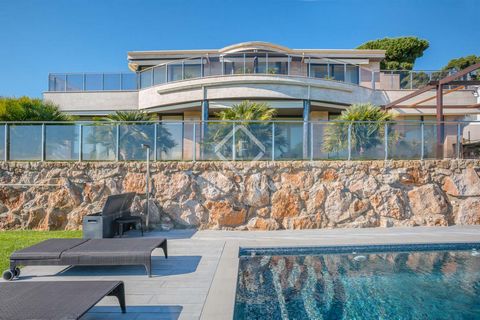 This luxury designer villa was built in 2013 and is presented in impeccable condition with fabulous sea views from its 2,000 m² plot with a 46 m² swimming pool. It is located in the gated community, Santa Maria de Llorell, in Tossa de Mar with a comm...