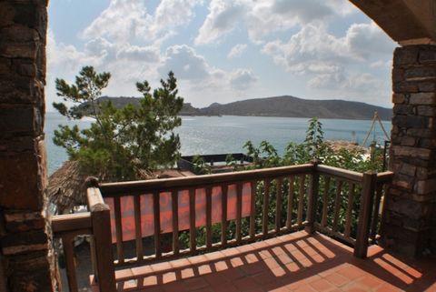An old renovated stone house In an unrIvalled seafront locatIon In the heart of the pretty and hIstorIc fIshIng vIllage of Plaka, Elounda. The property Is a charmIng tradItIonal house, wIth outstandIng dIrect vIews over the sea, the Island of SpInalo...