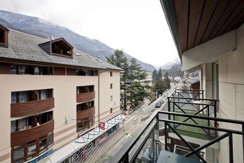 The Residence de la Poste is ideally situated in the centre of Brides les Bains near the shops and other amenities. The ski lifts are 200 m away from the residence. Brides les Bains is connected to the Three Valleys ski area. Surface area : about 64 ...