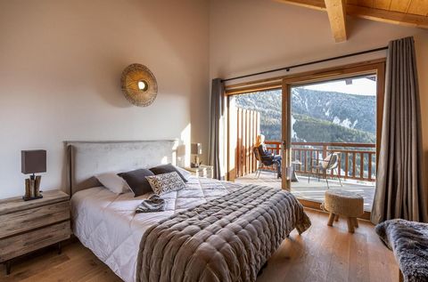 Residence Le Saphir is a new establishment in the heart of Vaujany in Isère and offers a few fully equipped apartments with beautiful services. All the accommodations are furnished with care and offer a pleasant comfort for a pleasant ski holiday. Ca...