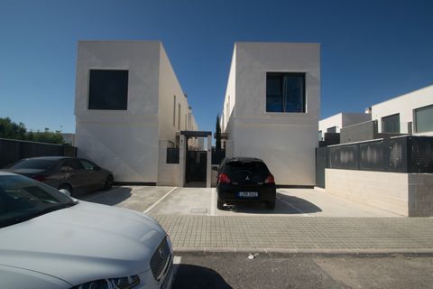Almost new (only 2 years old ) Exotic Quality Modern 3 Bedroom 2 Bath Detached Villa located close to Punta Prima Commercial Centre and with its own Private Swimming pool. West facing so sunny aspect, private parking space, open plan living with mode...