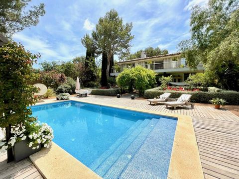 Wonderful luxury villa of elegant architecture and exquisite interior design renovated in 2020 with top quality materials, located on an extensive dream plot in the exclusive and served residential area of Sol de Mallorca, just 20 minutes from Palma....