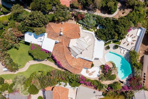 Porto Cervo - Villa Dolce Aloha The uniqueness of this property tells the story of the Costa Smeralda with a modern renovation respecting the design of the architects of the 60s. The irregular lines and the workmanship of every corner of the house te...