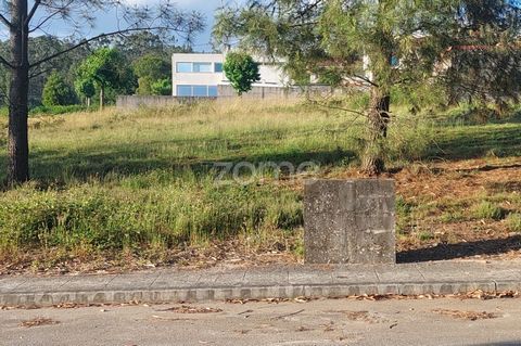 Property ID: ZMPT550717 If you are looking for a flat plot to make your home; we have this one in Fradelos, urban lot with 194m2. Urban land in Fradelos 194m Deployment area 96m Construction area 192m 3 reasons to buy with Zome + follow-up With a uni...