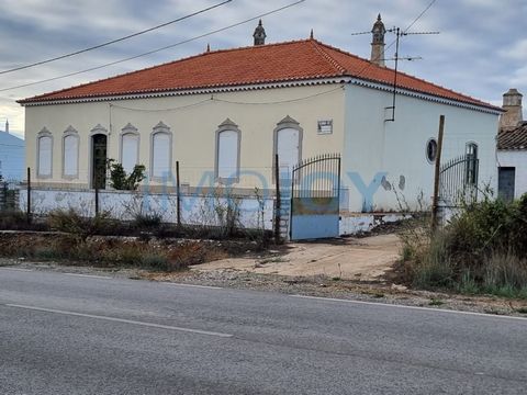Fantastic rustic farm located in Fonte Santa, Vila Nova de Cacela, with sea and countryside views. This property has 2 hectares of land, and 3 villas with a total construction area of 720 m2. The main villa V4 consists of r / c with entrance hall, 4 ...