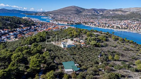 Trogir, Čiovo, restaurant - tavern of approx. 200 m2 (two ground-floor buildings of approx. 100 m2 each), with auxiliary buildings, all on land of 8272 m2. A decorated tavern with a terrace surrounded by olive groves and a pine forest combines nature...