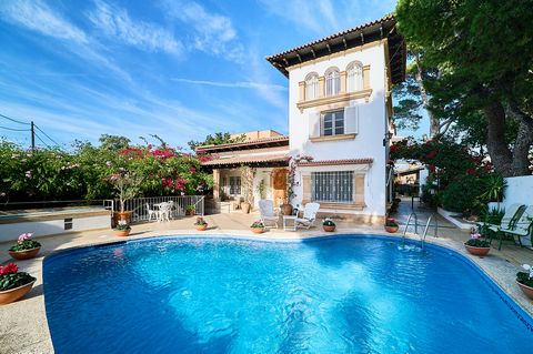 Are you longing for a home near the sea? This charming villa in the center of Can Pastilla, in the south of Mallorca, is located within walking distance from the beach. You enter through the front gate into the driveway of the villa. There is space f...