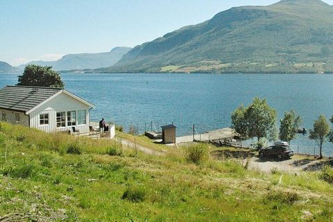 Hermosa casa de vacaciones con orientación sur y protegida ubicada a 30 m de Kvernesfjorden, el lugar para los pescadores aficionados, familias y parejas. Desde los grandes ventanales de la luminosa sala de estar y la terraza abierta de 24 metros cua...