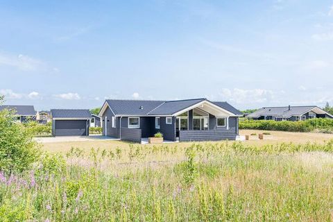 Hell und modern eingerichtetes Ferienhaus auf einem attraktiven Naturgrundstück bei Skaven Strand. Das Ferienhaus wurde 2022 fertiggestellt und wirkt durchweg großzügig und einladend. Offener Küchen-/Wohnbereich mit Ess- und Sitzecke sowie direktem Z...