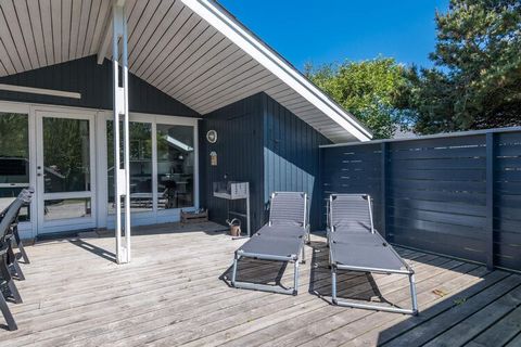 Neues Haus in unserem Programm ab Frühjahr 2023. - Anreisetag Sonntag: In der Nähe des Strandes und des Golfplatzes bei Fanø Bad liegt inmitten der herrlichen Dünenlandschaft dieses ansprechende Ferienhaus mit schönen Details. Das wohnliche Innere is...