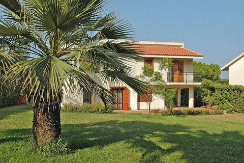 Ideal for vacationers who like to be on the beach. The holiday home is in a beautiful, somewhat elevated location and is surrounded by a well-tended garden. The veranda offers partial sea views. The Fontane Bianche coast is made up of rocky stretches...