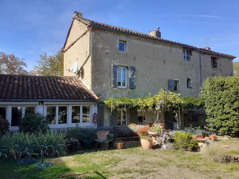 Set in the heart of this beautiful medieval village, this 5-bedroom 19th century house is ideal for your large family. On the ground floor, the salon provides a welcoming bar for entertaining your guests. The large bright rooms on the first floor pro...