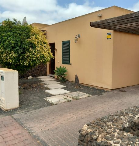 This chalet is located in the quiet urbanization of La Capellania (Tamaragua) just 5 km from Corralejo in the north of Fuerteventura. In the small town of Tamaragua there is a supermarket, a restaurant and a pizzeria. The house has 2 bedrooms and 1 b...