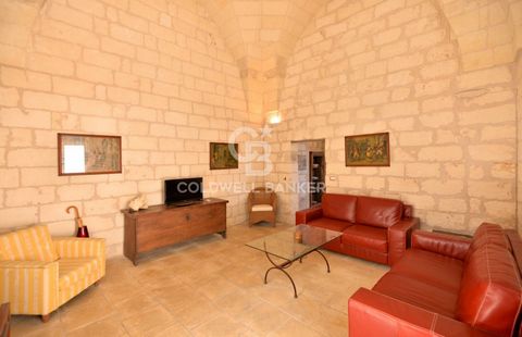 PUGLIA - SALENTO - GIURDIGNANO In Giurdignano, a small town just 3 minutes from Otranto, in a central position, close to the main square, we offer for sale a typical Salento house, expertly restored, of about 250 square meters with cellar and small o...