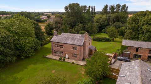 Light Oaks Hall ist eine freistehende historische Residenz mit freistehender Scheune, versteckt auf einem privaten 4 Hektar großen Grundstück am Rande des begehrten Dorfes Glazebury in Cheshire. Die Halle ist durchgehend von großen Ausmaßen, und die ...