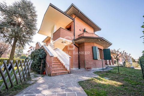 Sassuolo, adjacent to the hospital, In a green and quiet residential area of villas only, with access from a closed road, we offer for sale a single semi-detached villa of approx. 600, with exclusive land of approx. 700, recently built, externally in...