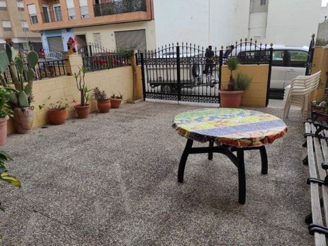 Grupo Immosol presents this beautiful renovated house located next to garden area. It consists of 3 bedrooms and 3 bathrooms. Terrace and solarium of 18m2, large garage adapted as housing with fireplace, bathroom and patio. It has 200 m2 of housing, ...