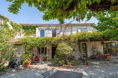 Very beautiful Mas Provençal completely renovated with quality materials. This charming house, decorated with great finesse, could be used as a gîte and/or bed and breakfast. The main farmhouse comprises on the ground floor a large cathedral living r...