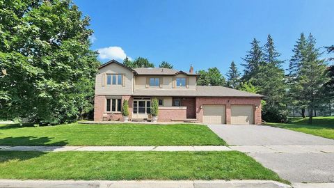 117 Humber Valley Cres Welcome to this stunning 4-bedroom executive home nestled in the prestigious King City, boasting a sprawling 118 x 201.21 foot lot. With an elegant exterior and open-plan interior, this property offers the perfect blend of desi...